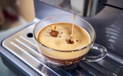 Distributeur café ou machine café professionnelle : comment choisir ?