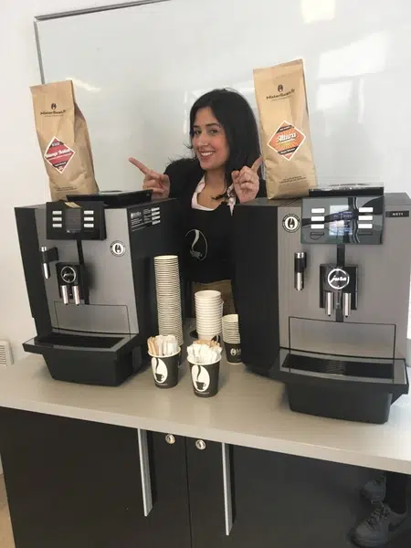 Une salariée souriante de MisterBean prouve que les signaux informels sont primordiaux pour interpréter le bien-être au travail.