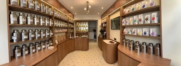 L'intérieur de notre boutique MisterBean située à Versailles, avec les différents types de cafés grain disponibles pour particuliers et entreprises.