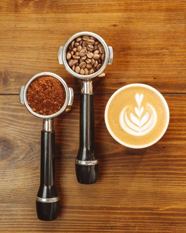 Exemples de café grain et moulu près d'une tasse de café espresso.