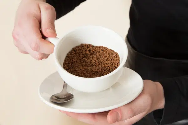 Le café préparé dans un distributeur automatique est souvent du café soluble.