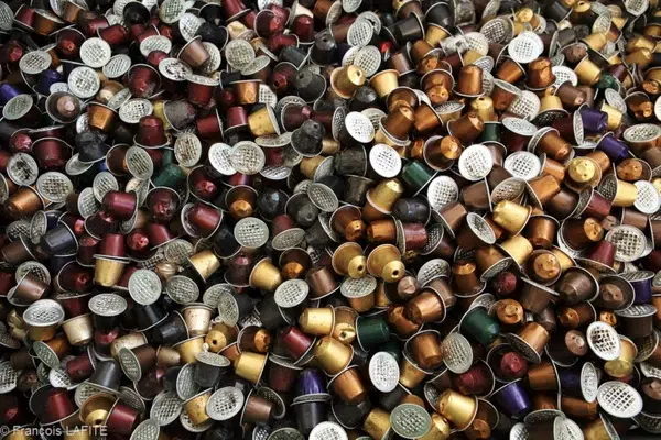 Les capsules peuvent vite faire grimper la facture des entreprises qui offrent le café à leurs employés, contrairement au café en grain.