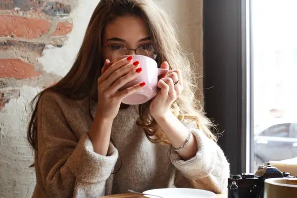 Une collaboratrice se régale avec un café qui correspond à ses préférences gustatives.