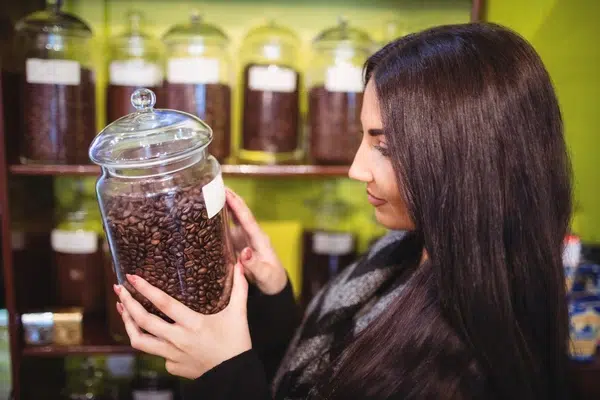 Une responsable RH choisit le café adapté à ses collaborateurs.