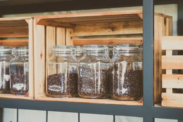 Des bocaux hermétiques en verre conservent des grains de café.