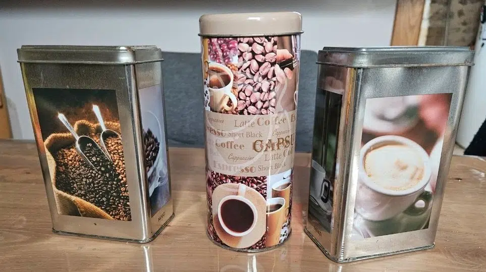 Exemple de trois boîtes à café hermétiques et opaques, parfaites pour conserver le café en grain.