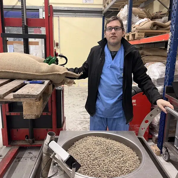 Un travailleur de l'ESAT Gustave-Eiffel torréfie le café pour MisterBean.