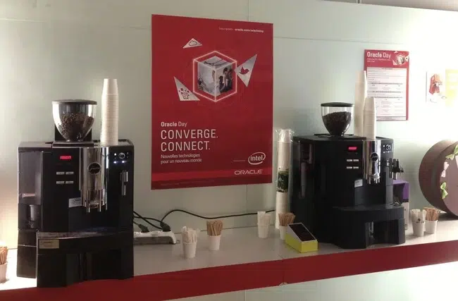 Deux machines à café d'entreprise sont connectées simultanément dans une entreprise de plus de 30 salariés.