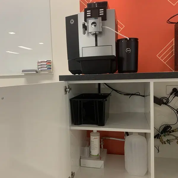 Lors de l'acquisition d'une machine à café pour le bureau, il faut penser à la place pour la raccorder à l'eau et à l'électricité.