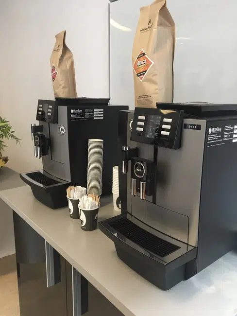 La machine à café grain reste la meilleure option pour les entreprises, comme ici dans un bureau parisien.