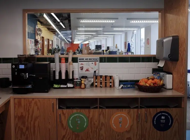 Une machine à café professionnelle de MisterBean est posée dans un bureau