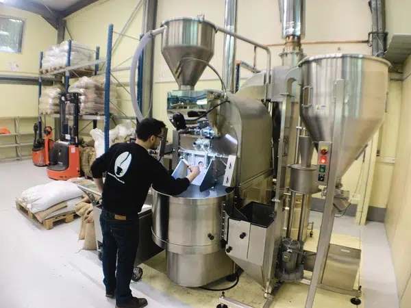 Un torréfacteur MisterBean en train de torréfier les grains de café.