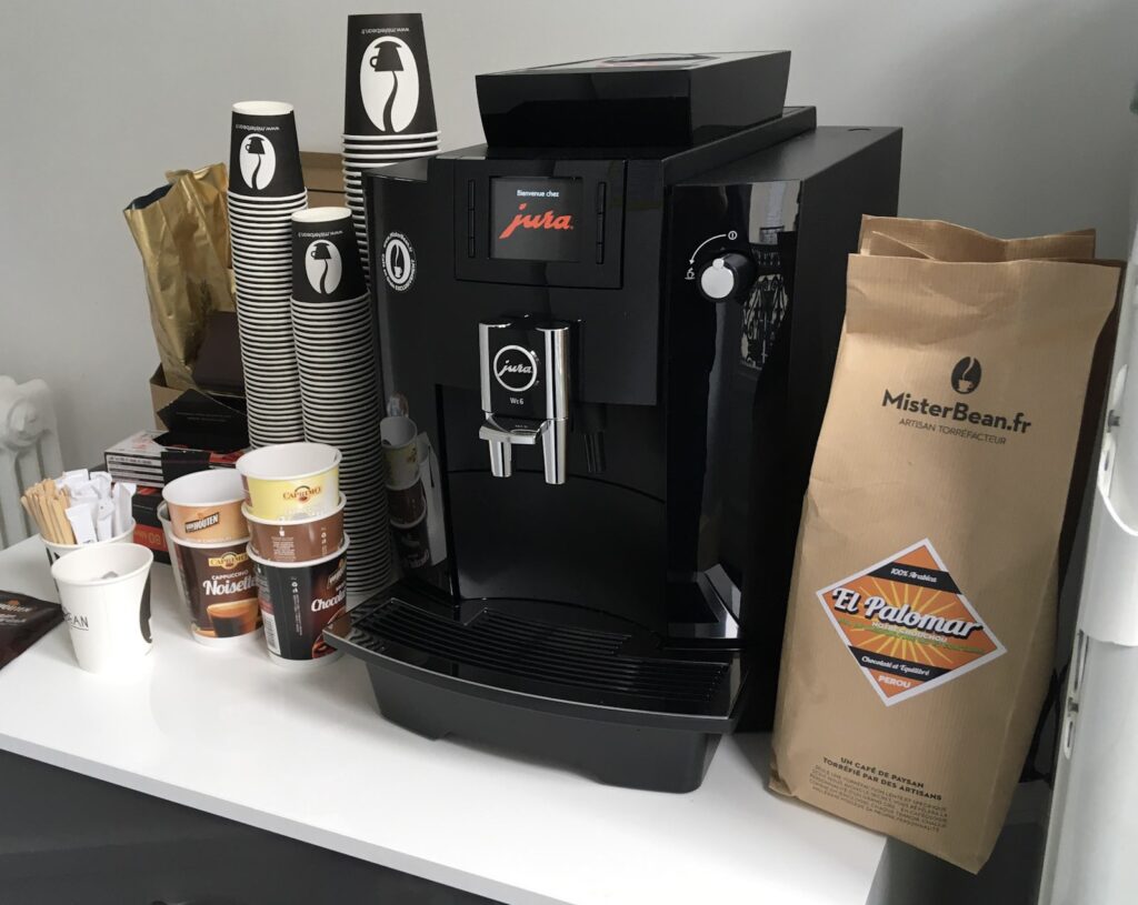Une machine à café d'entreprise posée sur une table